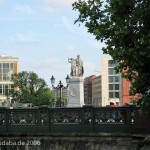 Die aus weißem Marmor aus Carrara angefertigte Skulptur "Athena unterrichtet den Jungen im Waffengebrauch" auf der Schlossbrücke in Berlin-Mitte stammt Hermann Schievelbein aus dem Jahr 1853.