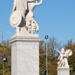 Die aus weißem Marmor aus Carrara angefertigte Skulptur "Athena unterrichtet den Jungen im Waffengebrauch" auf der Schlossbrücke in Berlin-Mitte stammt Hermann Schievelbein aus dem Jahr 1853.