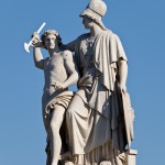 Die aus weißem Marmor aus Carrara angefertigte Skulptur "Athena unterrichtet den Jungen im Waffengebrauch" auf der Schlossbrücke in Berlin-Mitte stammt Hermann Schievelbein aus dem Jahr 1853.