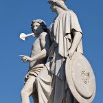 Die aus weißem Marmor aus Carrara angefertigte Skulptur "Athena unterrichtet den Jungen im Waffengebrauch" auf der Schlossbrücke in Berlin-Mitte stammt Hermann Schievelbein aus dem Jahr 1853.