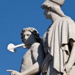 Die aus weißem Marmor aus Carrara angefertigte Skulptur "Athena unterrichtet den Jungen im Waffengebrauch" auf der Schlossbrücke in Berlin-Mitte stammt Hermann Schievelbein aus dem Jahr 1853.