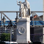 Die aus weißem Marmor aus Carrara angefertigte Skulptur "Athena unterrichtet den Jungen im Waffengebrauch" auf der Schlossbrücke in Berlin-Mitte stammt Hermann Schievelbein aus dem Jahr 1853.