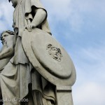 Die aus weißem Marmor aus Carrara angefertigte Skulptur "Athena unterrichtet den Jungen im Waffengebrauch" auf der Schlossbrücke in Berlin-Mitte stammt Hermann Schievelbein aus dem Jahr 1853.