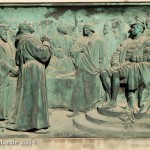 Relief Luther auf Reichstag in Worms von Gerhard Janensch 1904 an der Westfassade des Berliner Doms linker Hand vom Hauptportal