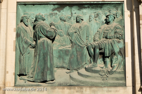 Relief Luther auf Reichstag in Worms von Gerhard Janensch 1904 an der Westfassade des Berliner Doms linker Hand vom Hauptportal