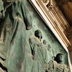 Relief Luther auf Reichstag in Worms von Gerhard Janensch 1904 an der Westfassade des Berliner Doms linker Hand vom Hauptportal