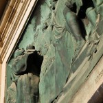 Relief Luther auf Reichstag in Worms von Gerhard Janensch 1904 an der Westfassade des Berliner Doms linker Hand vom Hauptportal