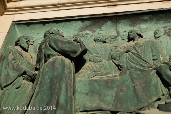 Relief Luther auf Reichstag in Worms von Gerhard Janensch 1904 an der Westfassade des Berliner Doms linker Hand vom Hauptportal