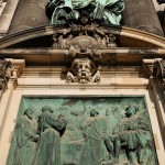 Relief Luther auf Reichstag in Worms von Gerhard Janensch 1904 an der Westfassade des Berliner Doms linker Hand vom Hauptportal