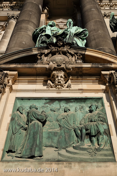 Relief Luther auf Reichstag in Worms von Gerhard Janensch 1904 an der Westfassade des Berliner Doms linker Hand vom Hauptportal