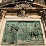 Relief Luther auf Reichstag in Worms von Gerhard Janensch 1904 an der Westfassade des Berliner Doms linker Hand vom Hauptportal