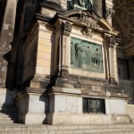 Relief Luther auf Reichstag in Worms von Gerhard Janensch 1904 an der Westfassade des Berliner Doms linker Hand vom Hauptportal