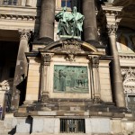 Relief Luther auf Reichstag in Worms von Gerhard Janensch 1904 an der Westfassade des Berliner Doms linker Hand vom Hauptportal