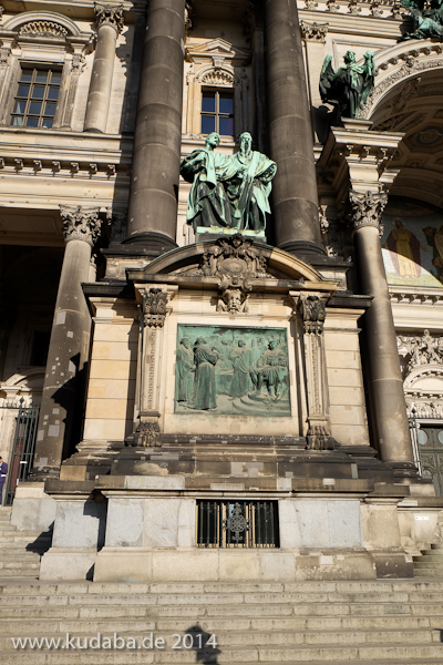 Relief Luther auf Reichstag in Worms von Gerhard Janensch 1904 an der Westfassade des Berliner Doms linker Hand vom Hauptportal