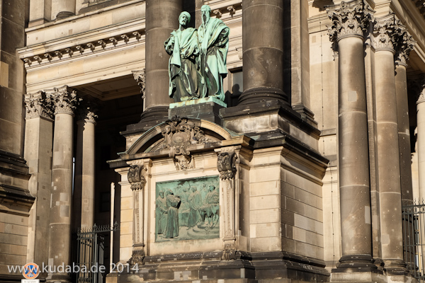 Relief Luther auf Reichstag in Worms von Gerhard Janensch 1904 an der Westfassade des Berliner Doms linker Hand vom Hauptportal