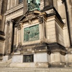 Relief Luther auf Reichstag in Worms von Gerhard Janensch 1904 an der Westfassade des Berliner Doms linker Hand vom Hauptportal