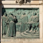 Relief Luther auf Reichstag in Worms von Gerhard Janensch 1904 an der Westfassade des Berliner Doms linker Hand vom Hauptportal