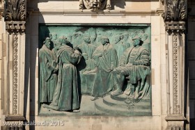 Relief Luther auf Reichstag in Worms von Gerhard Janensch 1904 an der Westfassade des Berliner Doms linker Hand vom Hauptportal