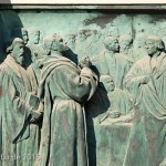 Relief Luther auf Reichstag in Worms von Gerhard Janensch 1904 an der Westfassade des Berliner Doms linker Hand vom Hauptportal