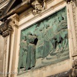 Relief Luther auf Reichstag in Worms von Gerhard Janensch 1904 an der Westfassade des Berliner Doms linker Hand vom Hauptportal