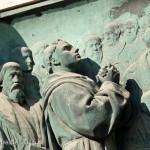 Relief Luther auf Reichstag in Worms von Gerhard Janensch 1904 an der Westfassade des Berliner Doms linker Hand vom Hauptportal