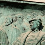 Relief Luther auf Reichstag in Worms von Gerhard Janensch 1904 an der Westfassade des Berliner Doms linker Hand vom Hauptportal