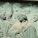 Relief Luther auf Reichstag in Worms von Gerhard Janensch 1904 an der Westfassade des Berliner Doms linker Hand vom Hauptportal