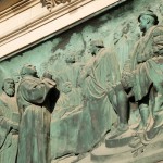 Relief Luther auf Reichstag in Worms von Gerhard Janensch 1904 an der Westfassade des Berliner Doms linker Hand vom Hauptportal