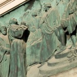 Relief Luther auf Reichstag in Worms von Gerhard Janensch 1904 an der Westfassade des Berliner Doms linker Hand vom Hauptportal