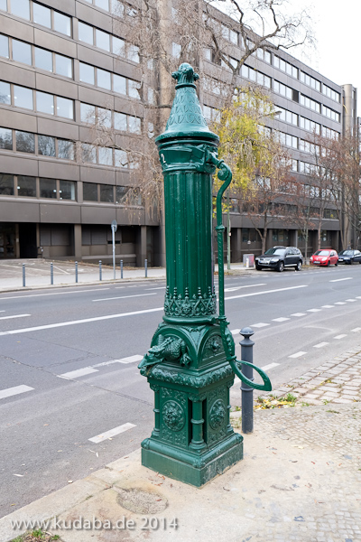 Die Schwengelpumpe Franklinstraße/Salzufer befindet sich in der Nähe der Marchbrücke in Berlin-Charlottenburg.