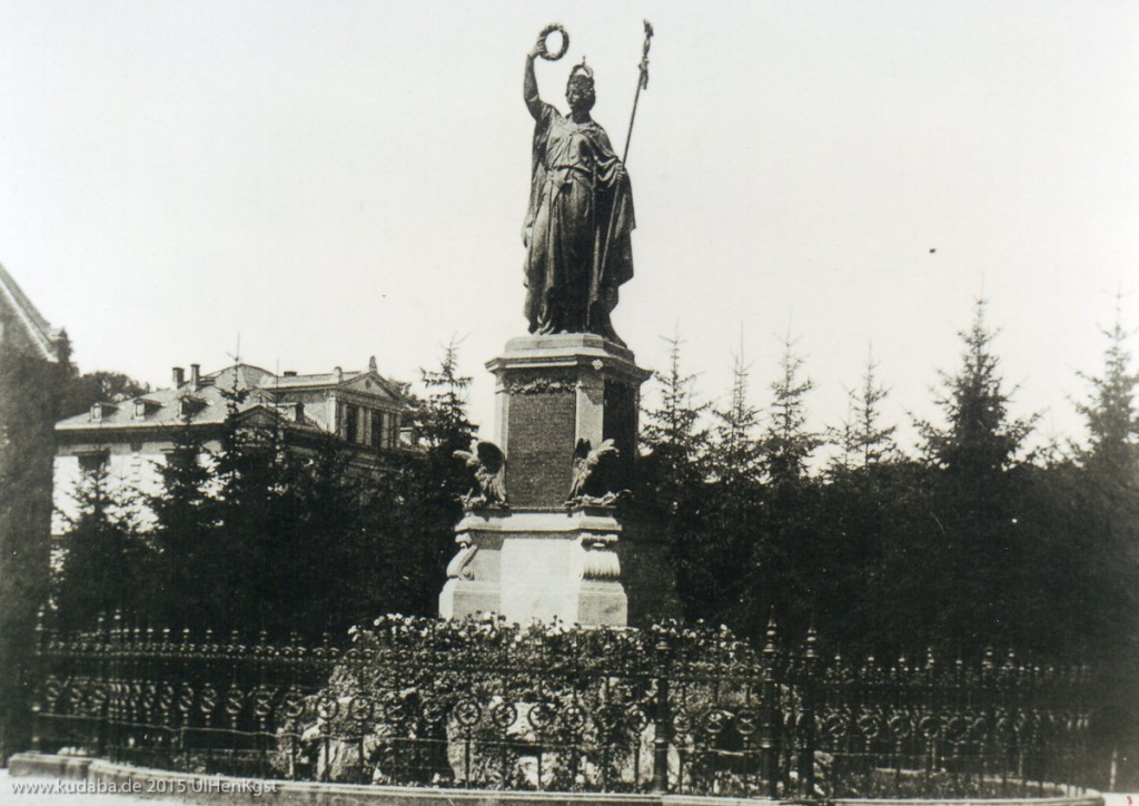 Fotografie mit Ansicht des Kriegerdenkmals im Nerotal in Wiesbaden. Bilderhauer der Germania: Hermann Schies (1836 - 1899)