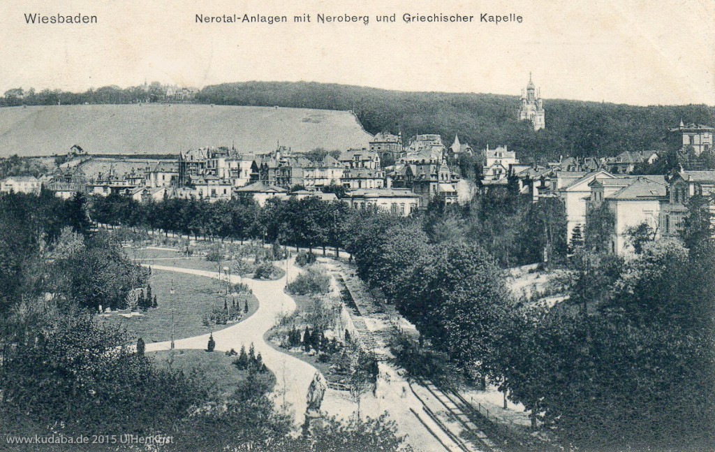 Blick über das Nerotal. Am unteren Bildrand ist das Kriegerdenkmal mit der Germania zu erkennen. Oben rechts ist die sog. "Griechische Kapelle" zu sehen.