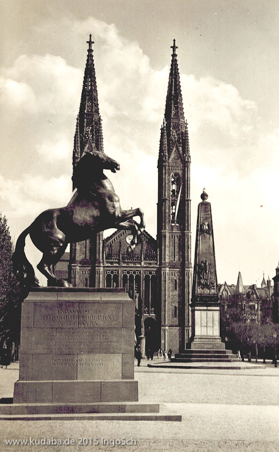 Historische Ansichtskarte von Wiesbaden mit dem Denkmal des 1. Nassauischen Feldartillerie Regiments im Vordergrund und dem Waterloodenkmal auf dem Luisenplatz sowie der katholischen Bonifatius-Kirche im Hintergrund