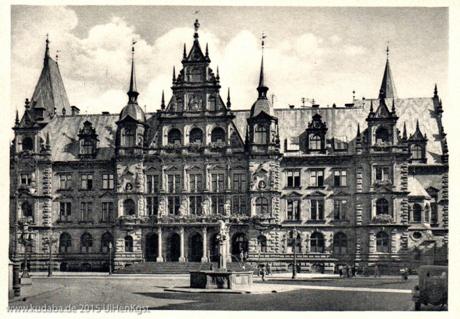 Historische Ansichtskarte mit dem Hauptportal des Neuen Rathauses in Wiesbaden (o. Dat.)