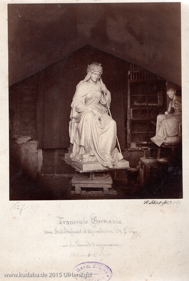 Historische Fotografie von der "Trauernden Germania", Figur für das Grabmal Friedrich Lang, Aufnahme im Atelier von Herm. Schies
