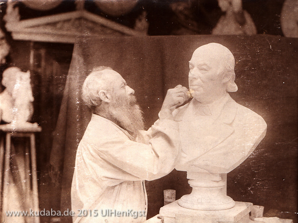 Historische Fotografie von Hermann Schies in seinem Atelier bei der Arbeit an der Büste für das Grabmal von Carl Remigius Fresenius