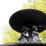 Brunnen „Wrangelbrunnen“ in Kreuzberg von Hugo Hagen, Baujahr 1877, südöstliche Ansicht der Putten