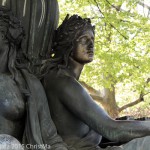 Brunnen „Wrangelbrunnen“ in Kreuzberg von Hugo Hagen, Baujahr 1877, östliche Detailansicht von zwei Figuren