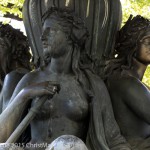 Brunnen „Wrangelbrunnen“ in Kreuzberg von Hugo Hagen, Baujahr 1877, östliche Detailansicht von drei Figuren