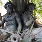 Brunnen „Wrangelbrunnen“ in Kreuzberg von Hugo Hagen, Baujahr 1877, Detailansicht von zwei Figuren