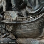 Brunnen „Wrangelbrunnen“ in Kreuzberg von Hugo Hagen, Baujahr 1877, Detailansicht des Modells des Raddampfers "Königin Elisabeth"