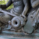 Brunnen „Wrangelbrunnen“ in Kreuzberg von Hugo Hagen, Baujahr 1877, Detailansicht von Ruder und Schwert
