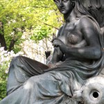 Brunnen „Wrangelbrunnen“ in Kreuzberg von Hugo Hagen, Baujahr 1877, Personifikation der Oder mit Weberschiffchen