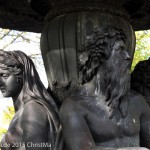 Brunnen „Wrangelbrunnen“ in Kreuzberg von Hugo Hagen, Baujahr 1877, südwestliche Detailansicht von drei Figuren