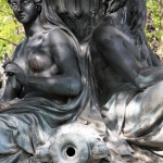 Brunnen „Wrangelbrunnen“ in Kreuzberg von Hugo Hagen, Baujahr 1877, südwestliche Detailansicht von zwei Figuren