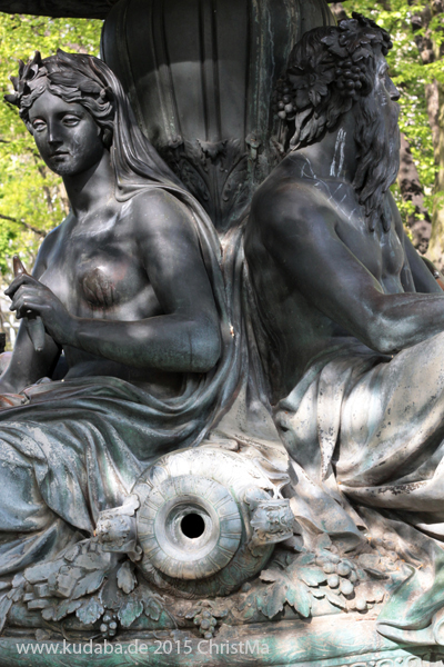 Brunnen „Wrangelbrunnen“ in Kreuzberg von Hugo Hagen, Baujahr 1877, südwestliche Detailansicht von zwei Figuren