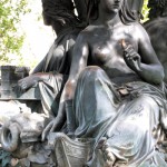 Brunnen „Wrangelbrunnen“ in Kreuzberg von Hugo Hagen, Baujahr 1877, Detailansicht von zwei Figuren mit Weberschiffchen und Dirschauer Brücke