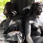 Brunnen „Wrangelbrunnen“ in Kreuzberg von Hugo Hagen, Baujahr 1877, nordwestliche Detailansicht von zwei Figuren