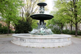 Brunnen „Wrangelbrunnen“ in Kreuzberg von Hugo Hagen, Baujahr 1877, südliche Gesamtansicht