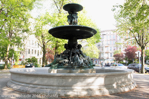 Brunnen „Wrangelbrunnen“ in Kreuzberg von Hugo Hagen, Baujahr 1877, nordwestliche Gesamtansicht